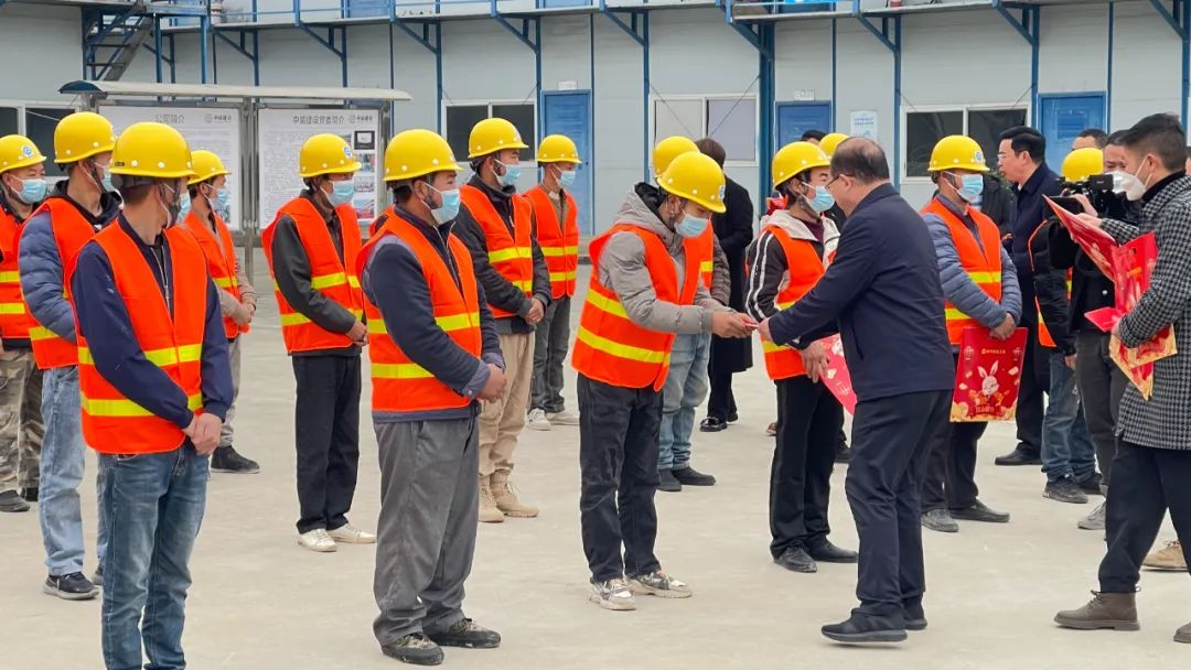 畢節(jié)市委副書記、七星關(guān)區(qū)委書記周舟赴中裝建設(shè)在建項(xiàng)目慰問